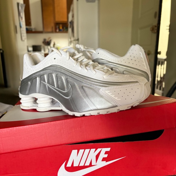 Nike Shoe R4 - Picture 1 of 3